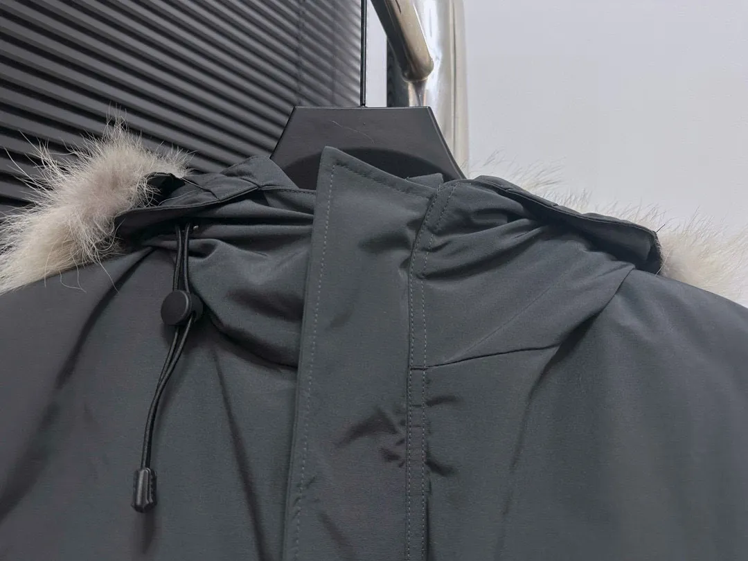 P780 Top Purchasing Version (Wolf Hair Optional) 🇨🇦CANADA GOOES 24 new models 08 models/couple models Factory direct supply: supplying global purchasing agents, micro-business, entities, Tmall, high-end stalls and studio cooperation, free shipping! Canada Goose Expedition Parka 2008 is the same style for men and women. It is mid-length and the most timeless classic. All Arctic and Antarctic scientific expedition teams choose Canada Goose as their cold-proof equipment. It is the Rolls-Royce of down jackets. ➖ Industry-leading anti-counterfeiting chip sensing. ➖ Imported Behringer embroidery machines and customized embroidery labels, the highest level and industry leading. ➖ Imported Korean 21-count polyester-cotton blended original fabric, TC85 waterproof coated fabric, water-repellent, windproof and wear-resistant. ➖ The new national standard 80 white duck down is filled with an average of 520 grams of down. The amount of down filled is industry-leading. ➖ 100% nylon lining with double double-layer sealing design to prevent velvet running, and seamless thread design on the cuffs! ➖ Western Canadian Green Wolf Collar. ➖ Yoshida YKK provides original factory-customized electroplated sliders. YKK two-way lockable zippers are tight and smooth and do not peel off paint. ➖ 3M composite Velcro is durable and the accessories and hardware are all custom-made. Note: Our copywriting is only simple and clear. Instead of bragging about the copywriting, it is better to compare and understand with samples. Only for the purest goose, the most dedicated, the most professional, the highest quality, the highest cost performance!  Size:XS-XXL